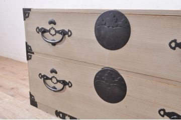 和製アンティーク　特注!!　上手物!!　桐紋金具　上品な佇まいと金具の立派な総桐二本松箪笥ローチェスト(テレビ台、ローボード、収納箪笥、和タンス、総桐たんす、総桐箪笥、時代箪笥、引き出し)(R-071165)
