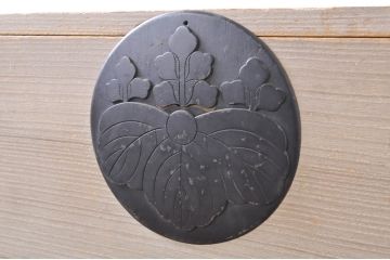 和製アンティーク　特注!!　上手物!!　桐紋金具　上品な佇まいと金具の立派な二段重ね総桐二本松箪笥(重ね箪笥、収納箪笥、衣装箪笥、和タンス、総桐たんす、総桐箪笥、時代箪笥、引き出し)(R-071166)