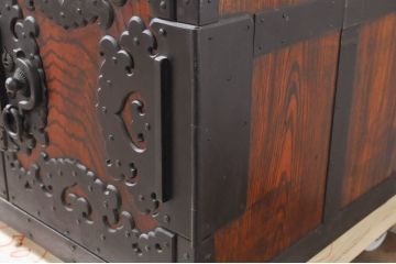 和製ビンテージ　高級工芸品　総欅(ケヤキ)材　鉄帯回し　重厚な和の雰囲気漂う佐渡船箪笥(舟箪笥、帳箱、銭箱、時代箪笥、小物収納、小引き出し、ヴィンテージ)(定価約180万円)(R-071167)