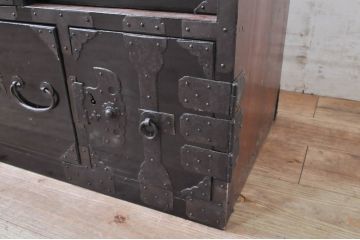 和製アンティーク　黒漆塗り　凝ったつくりの厚手金具が存在感を放つ庄内小箪笥(庄内箪笥、小物収納、収納箪笥、和タンス、サイドチェスト)(R-071168)
