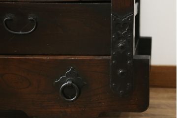 和製アンティーク　江戸期　前面欅(ケヤキ)材と栗材の味わい深い米沢車箪笥(帳場箪笥、和箪笥、収納箪笥、時代箪笥、収納棚、米沢箪笥)(R-071169)