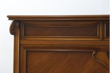 中古　美品　イタリア高級家具　メデア(Medea)　エレガントなデザインが美しい大振りなサイドボード(サイドキャビネット、リビングボード、収納棚、戸棚)(R-071176)
