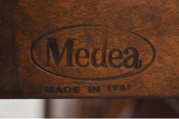 中古　美品　イタリア高級家具　メデア(Medea)　エレガントなデザインが美しい大振りなサイドボード(サイドキャビネット、リビングボード、収納棚、戸棚)(R-071176)