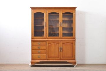 中古　美品　横浜クラシック家具　ダニエル(daniel)　クラシカルな雰囲気のお部屋づくりにおすすめなキャビネット(食器棚、収納棚、戸棚、カップボード)(R-071177)