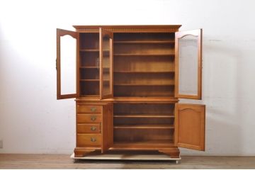 中古　美品　横浜クラシック家具　ダニエル(daniel)　クラシカルな雰囲気のお部屋づくりにおすすめなキャビネット(食器棚、収納棚、戸棚、カップボード)(R-071177)