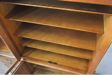 中古　美品　横浜クラシック家具　ダニエル(daniel)　クラシカルな雰囲気のお部屋づくりにおすすめなキャビネット(食器棚、収納棚、戸棚、カップボード)(R-071177)