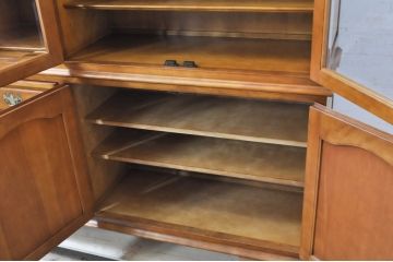 中古　美品　横浜クラシック家具　ダニエル(daniel)　クラシカルな雰囲気のお部屋づくりにおすすめなキャビネット(食器棚、収納棚、戸棚、カップボード)(R-071177)