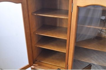 中古　美品　横浜クラシック家具　ダニエル(daniel)　クラシカルな雰囲気のお部屋づくりにおすすめなキャビネット(食器棚、収納棚、戸棚、カップボード)(R-071177)