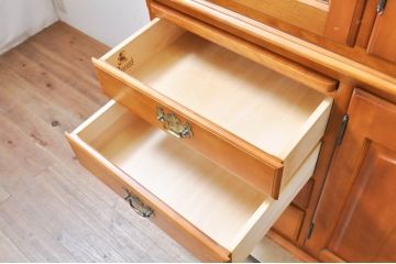 中古　美品　横浜クラシック家具　ダニエル(daniel)　クラシカルな雰囲気のお部屋づくりにおすすめなキャビネット(食器棚、収納棚、戸棚、カップボード)(R-071177)