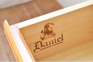 中古　美品　横浜クラシック家具　ダニエル(daniel)　クラシカルな雰囲気のお部屋づくりにおすすめなキャビネット(食器棚、収納棚、戸棚、カップボード)(R-071177)