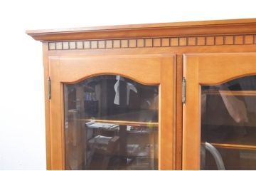 中古　美品　横浜クラシック家具　ダニエル(daniel)　クラシカルな雰囲気のお部屋づくりにおすすめなキャビネット(食器棚、収納棚、戸棚、カップボード)(R-071177)
