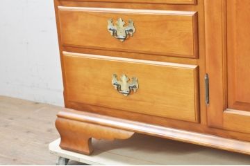 中古　美品　横浜クラシック家具　ダニエル(daniel)　クラシカルな雰囲気のお部屋づくりにおすすめなキャビネット(食器棚、収納棚、戸棚、カップボード)(R-071177)