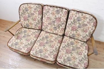 イギリスビンテージ　美品　ERCOL(アーコール)　落ち着いた色味の花柄ファブリックが上品な3人掛けソファ(アームソファ、3Pソファ、三人掛け、英国、北欧、ヴィンテージ)(R-071184)