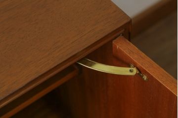 イギリスビンテージ　A.H.McIntosh(マッキントッシュ)社　チーク材　シンプルなデザインと木の温もり感じる色味が魅力のサイドボード(リビングボード、収納棚、戸棚、英国、ヴィンテージ)(R-071193)
