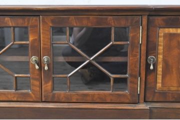 中古　アメリカ高級輸入家具　IDC大塚家具取り扱い　Scarborough House(スカボローファインファニチャー)　マホガニー材のテレビ台(テレビボード、ローボード、リビングボード)(定価約94万円)(R-071194)