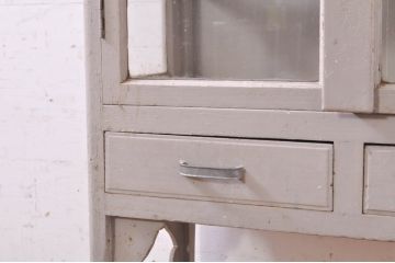 和製アンティーク　ペイント仕上げ限定　昭和中期　シャビーシックな雰囲気が魅力のケビントガラスケース(ショーケース、飾り棚、陳列棚、収納棚、戸棚、デンタルケース、デンタルキャビネット)(R-071198)