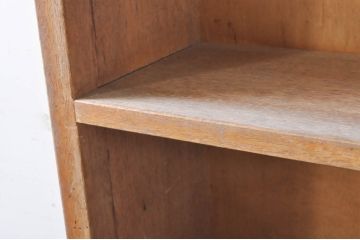 和製アンティーク　懐かしい雰囲気を醸し出す古い学校の縦型本棚(飾り棚、収納棚、ディスプレイラック、オープンラック)(R-071201)