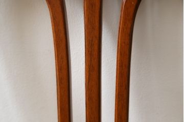 中古　美品　サァラ麻布　笠木の彫りやラタン編みの座面など凝ったデザインが魅力的なダイニングチェア4脚セット(椅子、バラ売り可能)(4脚定価 約80万円)(R-071211)