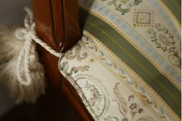 中古　美品　サァラ麻布　笠木の彫りやラタン編みの座面など凝ったデザインが魅力的なダイニングチェア4脚セット(椅子、バラ売り可能)(4脚定価 約80万円)(R-071211)