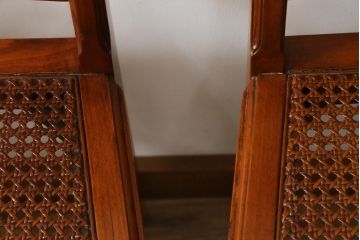 中古　美品　サァラ麻布　笠木の彫りやラタン編みの座面など凝ったデザインが魅力的なダイニングチェア4脚セット(椅子、バラ売り可能)(4脚定価 約80万円)(R-071211)