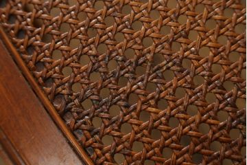 中古　美品　サァラ麻布　笠木の彫りやラタン編みの座面など凝ったデザインが魅力的なダイニングチェア4脚セット(椅子、バラ売り可能)(4脚定価 約80万円)(R-071211)