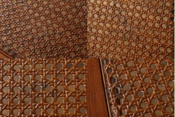 中古　美品　サァラ麻布　笠木の彫りやラタン編みの座面など凝ったデザインが魅力的なダイニングチェア4脚セット(椅子、バラ売り可能)(4脚定価 約80万円)(R-071211)