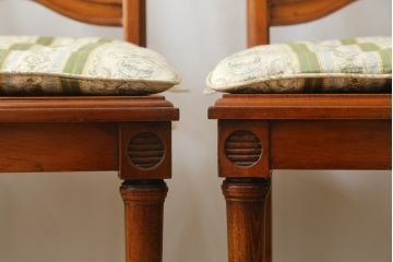 中古　美品　サァラ麻布　笠木の彫りやラタン編みの座面など凝ったデザインが魅力的なダイニングチェア4脚セット(椅子、バラ売り可能)(4脚定価 約80万円)(R-071211)