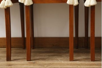 中古　美品　サァラ麻布　笠木の彫りやラタン編みの座面など凝ったデザインが魅力的なダイニングチェア4脚セット(椅子、バラ売り可能)(4脚定価 約80万円)(R-071211)