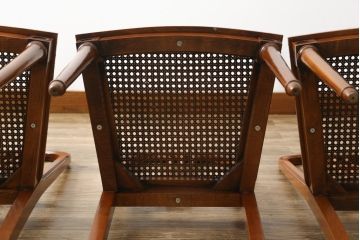 中古　美品　サァラ麻布　笠木の彫りやラタン編みの座面など凝ったデザインが魅力的なダイニングチェア4脚セット(椅子、バラ売り可能)(4脚定価 約80万円)(R-071211)