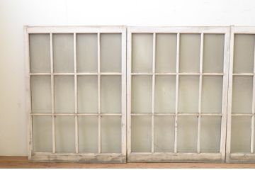 アンティーク建具　ペイント仕上げ限定　レトロな空間作りにおすすめなマス目(升目)格子のペイントガラス窓4枚セット(引き戸、ガラス戸)(R-071231)