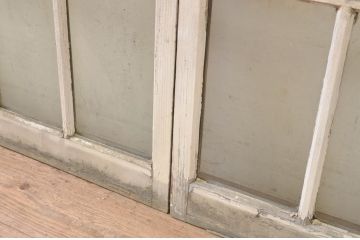 アンティーク建具　ペイント仕上げ限定　レトロな空間作りにおすすめなマス目(升目)格子のペイントガラス窓4枚セット(引き戸、ガラス戸)(R-071231)