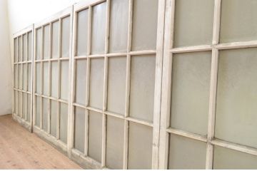 アンティーク建具　ペイント仕上げ限定　レトロな空間作りにおすすめなマス目(升目)格子のペイントガラス窓4枚セット(引き戸、ガラス戸)(R-071231)
