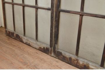 アンティーク建具　ペイント仕上げ限定　レトロな空間作りにおすすめなマス目(升目)格子のペイントガラス窓4枚セット(引き戸、ガラス戸)(R-071231)