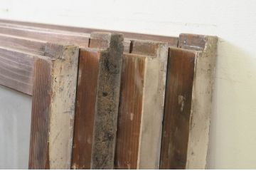 アンティーク建具　ペイント仕上げ限定　レトロな空間作りにおすすめなマス目(升目)格子のペイントガラス窓4枚セット(引き戸、ガラス戸)(R-071231)