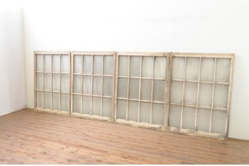 アンティーク建具　ペイント仕上げ限定　レトロな空間作りにおすすめなマス目(升目)格子のペイントガラス窓4枚セット(引き戸、ガラス戸)(R-071232)