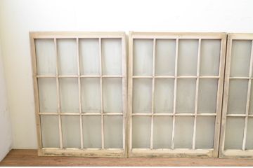 アンティーク建具　ペイント仕上げ限定　レトロな空間作りにおすすめなマス目(升目)格子のペイントガラス窓4枚セット(引き戸、ガラス戸)(R-071232)