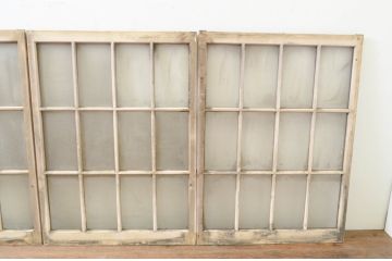 アンティーク建具　ペイント仕上げ限定　レトロな空間作りにおすすめなマス目(升目)格子のペイントガラス窓4枚セット(引き戸、ガラス戸)(R-071232)