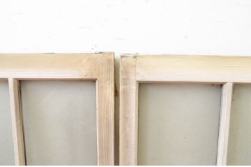 アンティーク建具　ペイント仕上げ限定　レトロな空間作りにおすすめなマス目(升目)格子のペイントガラス窓4枚セット(引き戸、ガラス戸)(R-071232)