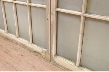 アンティーク建具　ペイント仕上げ限定　レトロな空間作りにおすすめなマス目(升目)格子のペイントガラス窓4枚セット(引き戸、ガラス戸)(R-071232)