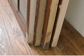アンティーク建具　ペイント仕上げ限定　レトロな空間作りにおすすめなマス目(升目)格子のペイントガラス窓4枚セット(引き戸、ガラス戸)(R-071232)