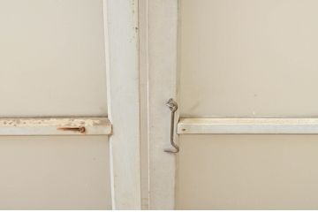 アンティーク建具　ペイント仕上げ限定　インテリアに取り入れやすいシンプルなデザインのペイントガラス窓2枚セット(引き戸、ガラス戸)(R-071233)