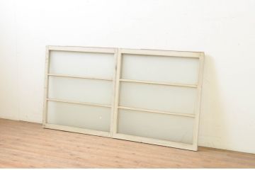 アンティーク建具　ペイント仕上げ限定　インテリアに取り入れやすいシンプルなデザインのペイントガラス窓2枚セット(引き戸、ガラス戸)(R-071234)