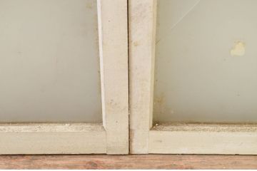 アンティーク建具　ペイント仕上げ限定　インテリアに取り入れやすいシンプルなデザインのペイントガラス窓2枚セット(引き戸、ガラス戸)(R-071234)
