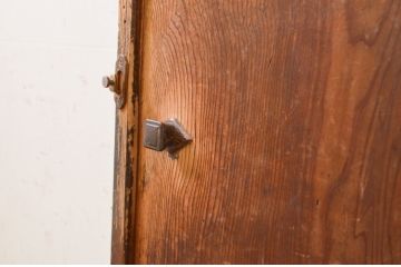 アンティーク建具　杉材　どこか懐かしい雰囲気を感じるガラス入り一枚板の扉1枚(木製扉、ドア)(R-071238)