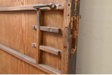アンティーク建具　杉材　どこか懐かしい雰囲気を感じるガラス入り一枚板の扉1枚(木製扉、ドア)(R-071238)