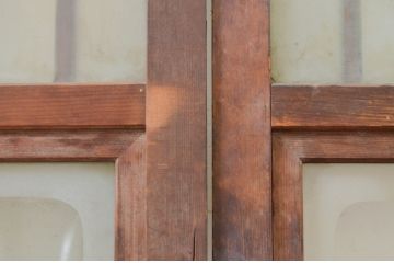 アンティーク建具　腰板栗材　風情のある佇まいが魅力的な格子入りガラス戸2枚セット(引き戸、格子戸、ガラス帯戸)(R-071241)