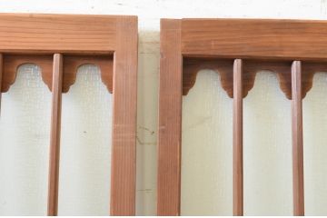 アンティーク建具　杉材　柾目の美しい格子飾り付き幅狭引き戸2枚セット(板戸、ガラス戸、格子戸)(R-071242)