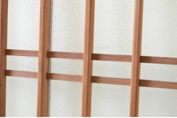 アンティーク建具　杉材　柾目の美しい格子飾り付き幅狭引き戸2枚セット(板戸、ガラス戸、格子戸)(R-071242)