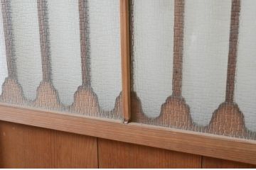 アンティーク建具　杉材　柾目の美しい格子飾り付き幅狭引き戸2枚セット(板戸、ガラス戸、格子戸)(R-071242)