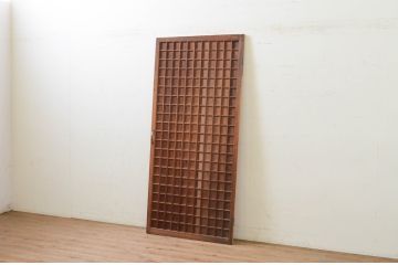 アンティーク建具　柾目が魅力のマス目格子板戸1枚(きつね格子、狐格子、ドア、格子扉、升目)(R-071243)